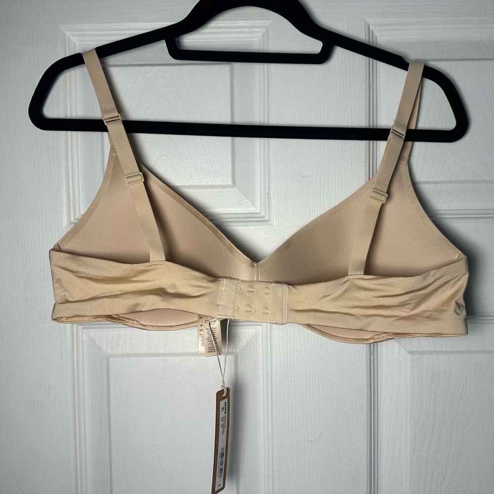 SKIMS Tan Seamless Wireless Form Push Up Plunge Bra - Picture 4 of 4